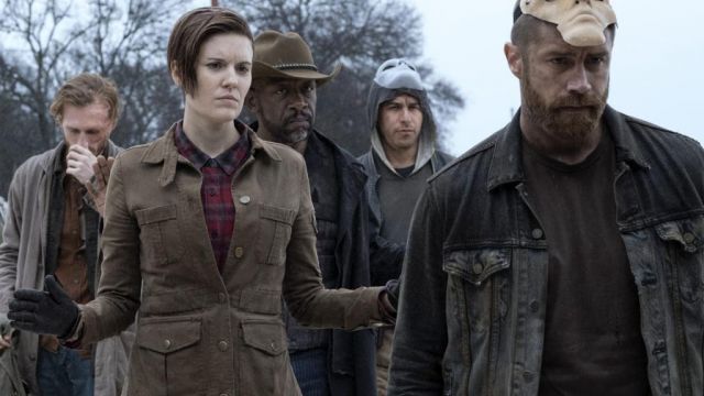 Brown jacket of Sherry (Christine Evangelista) in Fear the Walking Dead (S06)