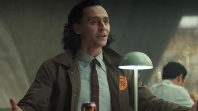 Veste marron porté par Loki (Tom Hiddleston) dans Loki série TV (Saison 1 Épisode 2)