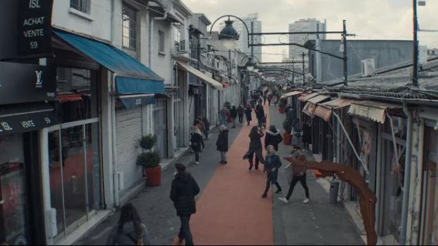 Le Marché Biron avec le tapis rouge, les boutiques et les puces antiquaires dans Lupin (S01E09)
