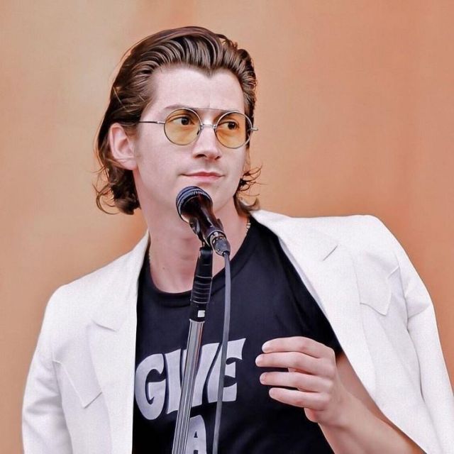 T-shirt "Give a damn" de Alex Turner sur le compte Instagram de @cigarettesmokerfionaturner