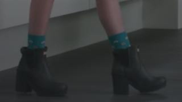 Les bottes de pluie noires à talons portées par Stephanie Smothers (Anna Kendrick) dans A Simple Favor