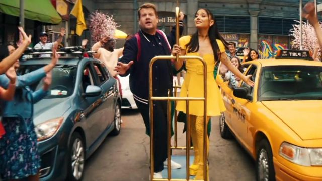 L'ensemble Versace jaune avec robe courte, collants, sandales à plateformes porté par Ariana Grande dans le clip No Lockdowns Anymore w/ Ariana Grande & Marissa Jaret Winokur