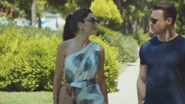 Grab Bag worn by Eda Yildiz (Hande Erçel) in You Knock on My Door (S01E05)