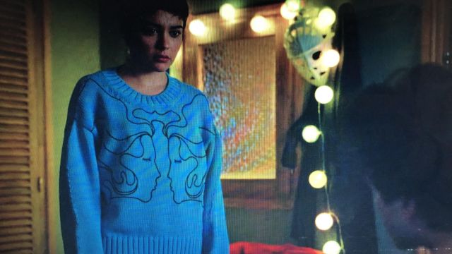 Le pull à imprimé visages en bleu clair porté par Ari Blanco (Carla Díaz) dans la série Élite (Saison 4 Episode 7)