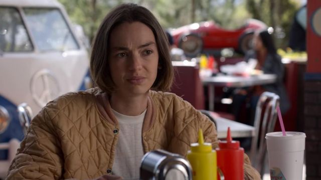 Le blouson jaune matelassé porté par Casey Gardner (Brigette Lundy-Paine) dans la série Atypical (S04E08)