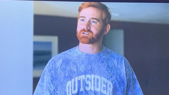 T-shirt en marbre violet surdimensionné « Outsider » porté par Mike (Andrew Santino) dans la série télévisée DAVE (S02E02)