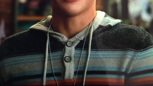 Milticolour-stripped hoodie de Ricky Joshua Bassett dans la série High School Musical : La Comédie Musicale : La Série