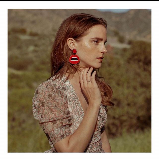 Les boucles d'oreilles acry­lique 'bouche rouge sexy car­toon' portées par Emma Watson sur son compte Instagram @emmawatson