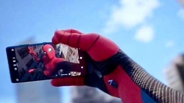 Le téléphone que Peter Parker / Spider-Man (Tom Holland) utilise dans Spider-Man : Far From Home