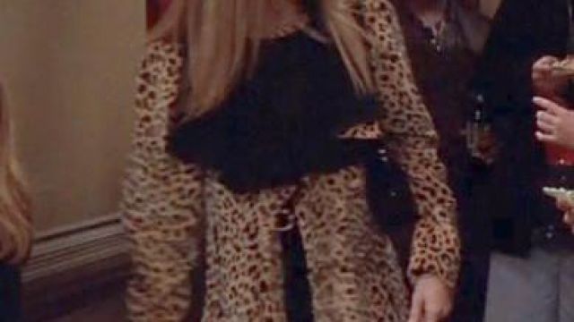 La veste longue léopard portée par Rachel Green (Jennifer Aniston) dans la série Friends (Saison 5 Episode 7)