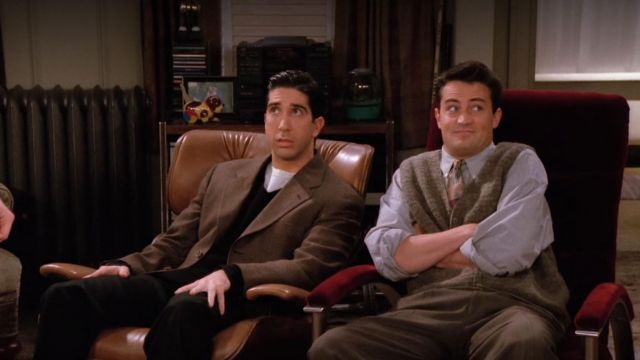 Louge Chair Eames de Chandler Bing (Matthew Perry) dans Friends (S02E08)