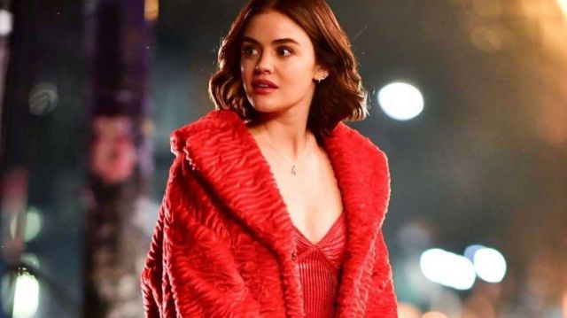 Red fur coat of Katy Keene (Lucy Hale) in Katy Keene 