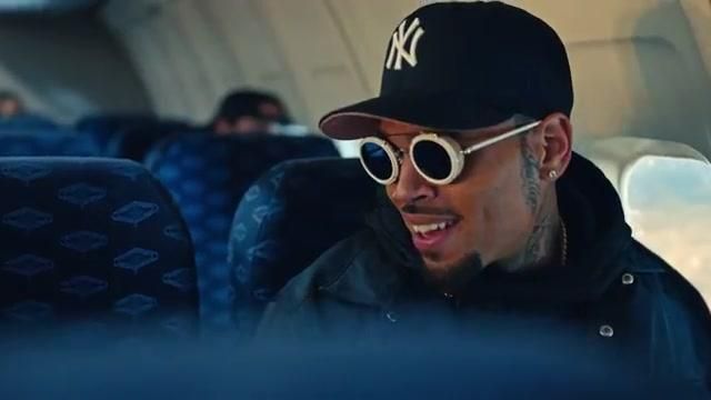 Lunettes de soleil portée par Chris Brown Chris Brown dans la vidéo Chris Brown - Go Crazy (Remix) (Official Video) ft. Young Thug, Future, Lil Durk, Latto