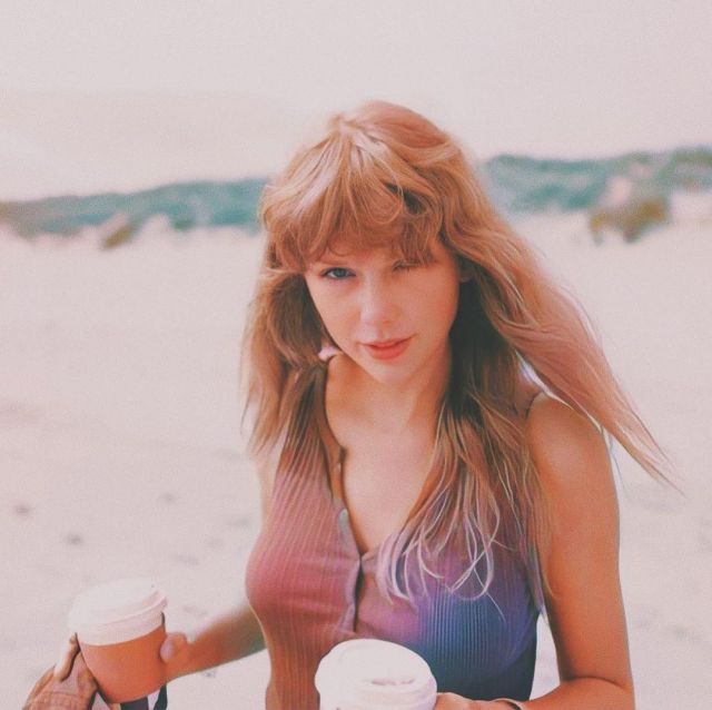 T-shirt worn by Taylor Swift on the account Instagram of @imalwaysreadyforit