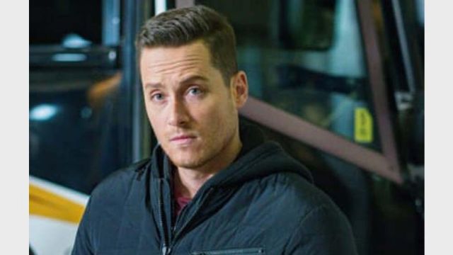 Bomber noir porté par Jay Halstead Jesse Soffer dans la série Chicago Police Department 