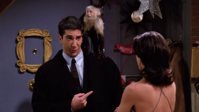 Le cadre doré sur la porte de l'appartement de Monica Geller (Courteney Cox) dans la série Friends (S01E10)