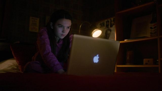 Ordinateur Apple Macbook utilisé par Hilde Lisko (Brooklynn Prince) comme on le voit dans la série télévisée Home Before Dark (S02E09)