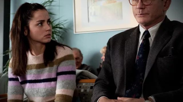 Suéter a rayas multicolor usado por Marta Cabrera (Ana de Armas) como se ve en la película Knives Out