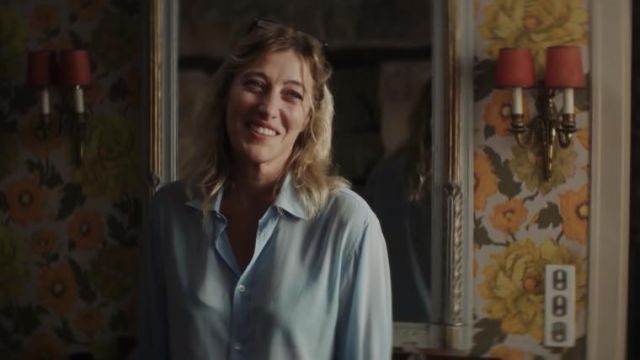 La chemise bleu clair fluide portée par Emilie Ducret (Valeria Bruni Tedeschi) dans le film Les amours d'Anaïs