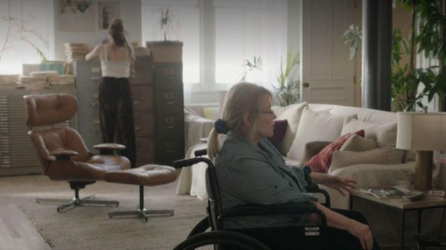 The leather armchair Eames Lounge Chair of Jessa Johansson (Jemima Kirke) in the series Girls (S03E12)