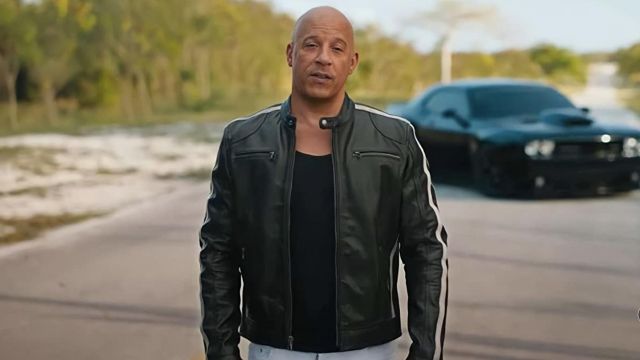 Veste en cuir Racing Stripe en noir porté par Dominic Toretto (Vin Diesel) comme on le voit dans le film F9 (Fast and Furious 9)