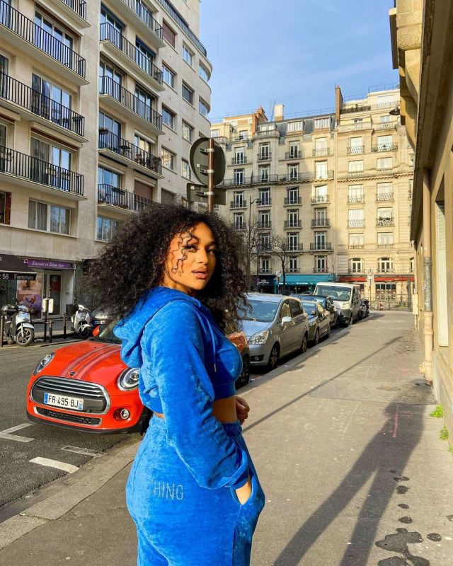 The jogging blue velvet worn by Anais on his account Instagram @flawlessbyanais