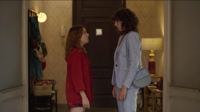 La veste bleu ciel portée par Lola (Silma López) dans Valeria (S01E07)