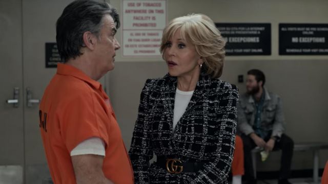 Blazer noir et blanc porté par Grace Hanson (Jane Fonda) dans Grace et Frankie séries TV (S07E04)