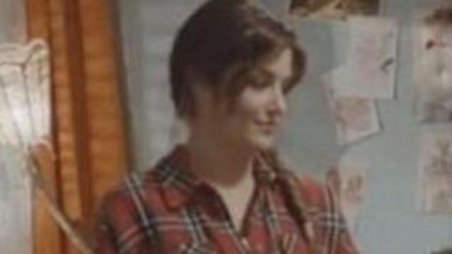 The plaid shirt red Eda Yildiz (Hande Erçel) in the series Sen Çal Kapimi (S01E15)