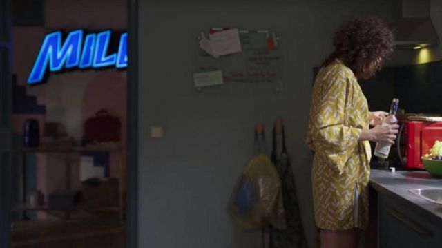 Le kimono Etam porté par Lola (Silma López) dans la série Valeria (S01E07)