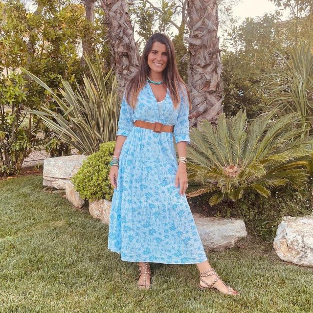 The midi dress with floral pattern worn by Karine Ferri on her account Instagram @karineferri