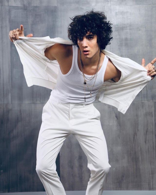 Camiseta blanca sin mangas usada por Jorge López (alias Valerio en la serie de televisión Elite) como se ve en una sesión de fotos