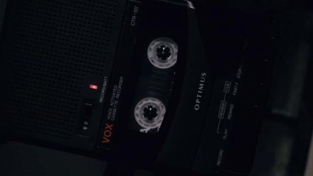 Optimus tape recorder used by Marcia Clark (Sarah Paulson) as seen in American Crime Story: Impeachment (Season 3) TV series