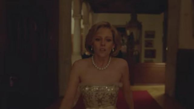 Pearl necklace worn by Princess Diana (Kristen Stewart) as seen in Spencer movie