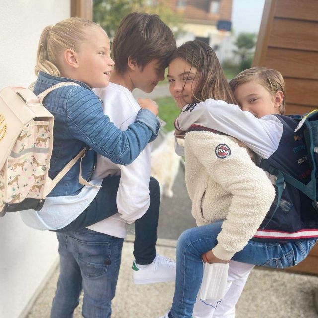 Le cartable motif savane porté par un enfant sur le compte Instagram de @elodiegossuin 