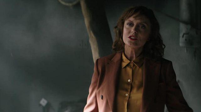 Chemise Jaune moutarde portée par la Femme sans Nom (Susan Sarandon) dans le film Jolt