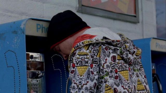 Veste imprimée Volcom portée par Jesse Pinkman (Aaron Paul) comme on le voit dans Breaking Bad série TV (Saison 2 Épisode 4)