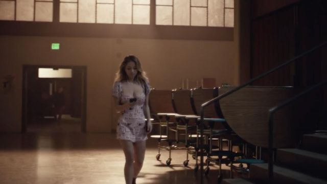 La robe imprimée Newspaper Realisation Par portée par Cassie Howard (Sydney Sweeney) dans la série Euphoria (Season 1 Episode 6)