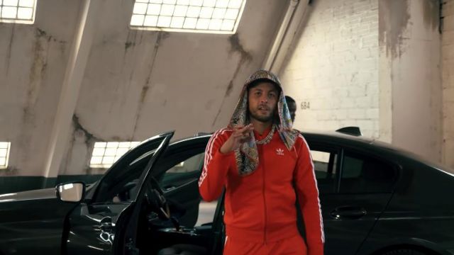Le survêtement rouge Adidas porté par Hayce Lemsi dans son clip Maître Lemsi