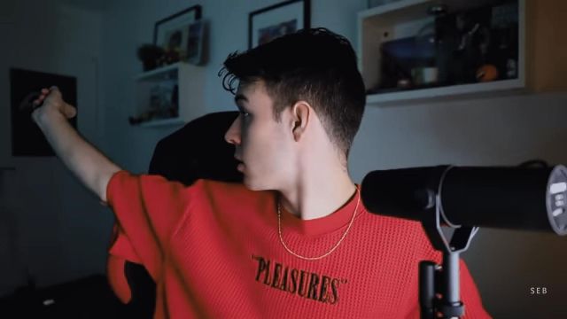 Le pull rouge Pleasures de Sébastien Frit dans sa vidéo YouTube QUI EST DERRIÈRE CES TUBES ? 