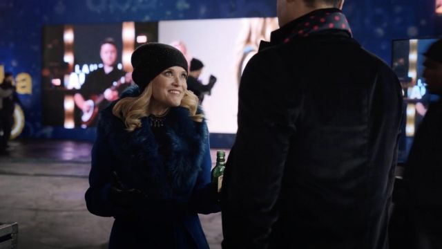 Vassallo Corporation Manteau bleu avec col de fourrure porté par Bradley Jackson (Reese Witherspoon) comme on le voit dans L&#39;émission du Matin (Saison 2 Épisode 1)
