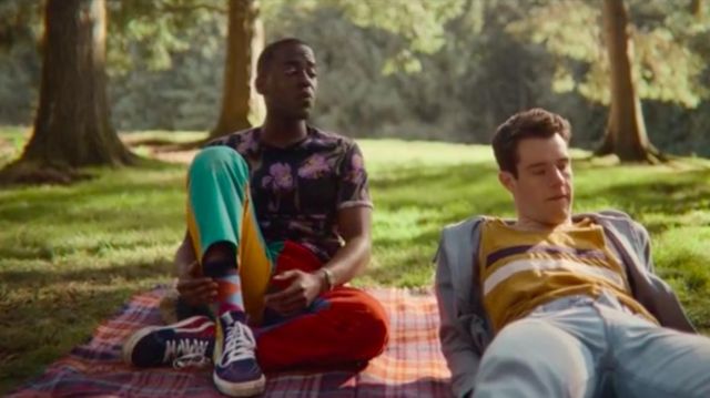 Le pantalon multicolore Lazy Oaf porté par Eric Effiong (Ncuti Gatwa) dans la série Sex Education (Saison 3 Episode 2)