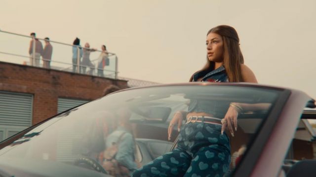 The jean pants with printed hearts Lazy Oaf worn by Ruby (Mimi Keene) in the series Sex Education (Season 3 Episode 2)