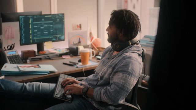 Beats headphones in black used by Xavier Watkins (Brandon Jay McLaren) as seen in Turner & Hooch TV series (S01E04)