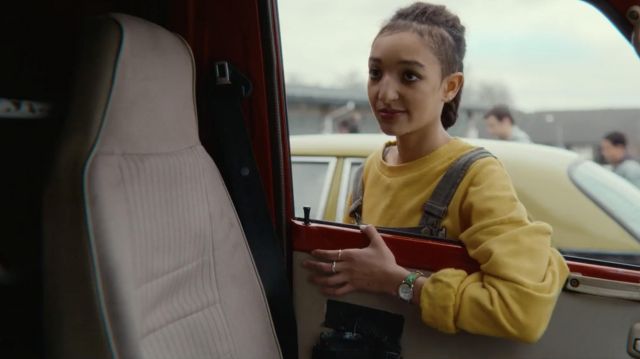 The yellow sweatshirt worn by Ola Nyman (Patricia Allison) in the series Sex Education (S03E02)