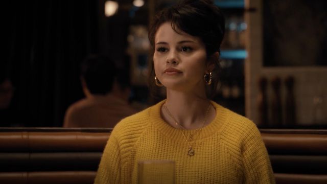 Rellery Marigold Octobre Fleur Collier porté par Mabel Mora (Selena Gomez) comme on le voit dans Seuls les Meurtres dans le Bâtiment garde-robe (Saison 1 Épisode 1)