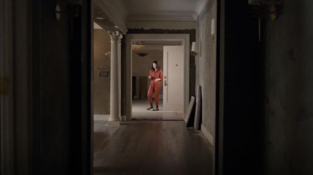 Stella McCartney bottes utilitaires portées par Mabel Mora (Selena Gomez) comme on le voit dans Only Murders in the Building série TV (Saison 1 Épisode 1)
