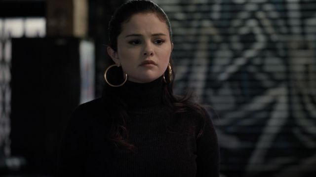 Col roulé haut en tricot noir porté par Mabel Mora (Selena Gomez) comme on le voit dans Seuls les Meurtres dans le Bâtiment (Saison 1 Épisode 5)