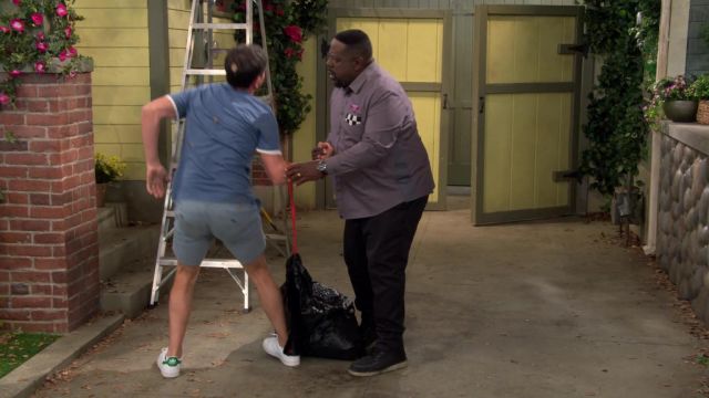 Adidas White Stan Smith baskets portées par Dave (Max Greenfield) comme on le voit dans la série télévisée Le Quartier (S04E01)