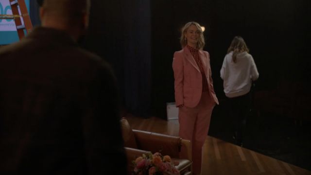 Stella McCartney Carlie pantalon tailleur court en rose porté par Alice Pieszecki (Leisha Hailey) comme on le voit dans The L Word: Generation Q garde-robe (S02E03)
